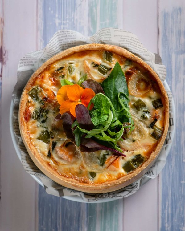 Peut-on réaliser une quiche sans pâte avec des légumes frais pour un déjeuner léger?